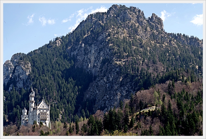 großer Berg u. kleines Schloss