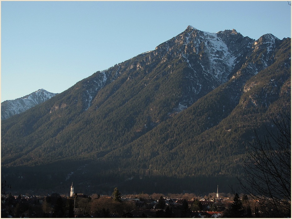 grosser Berg und kleine Stadt