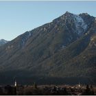 grosser Berg und kleine Stadt