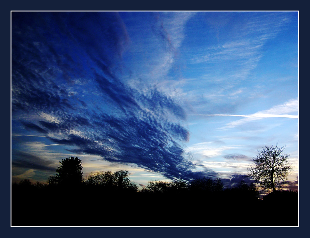 Großer blauer Wolkendrachen