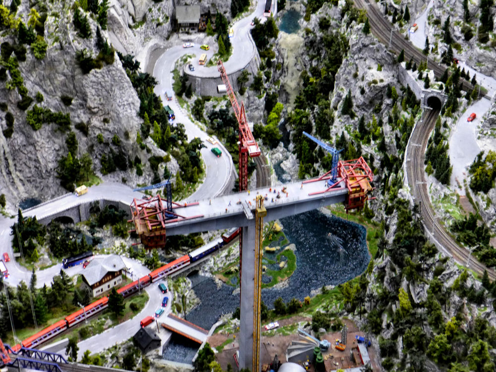Großer Brückenbau in den Alpen