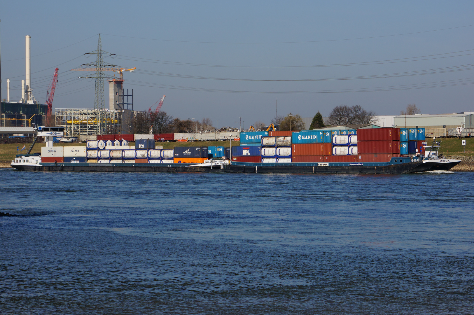 Großer Container Schubverband aud dem Rhein