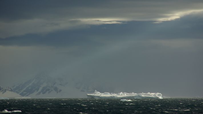 grosser Eisberg bei recht windiger See