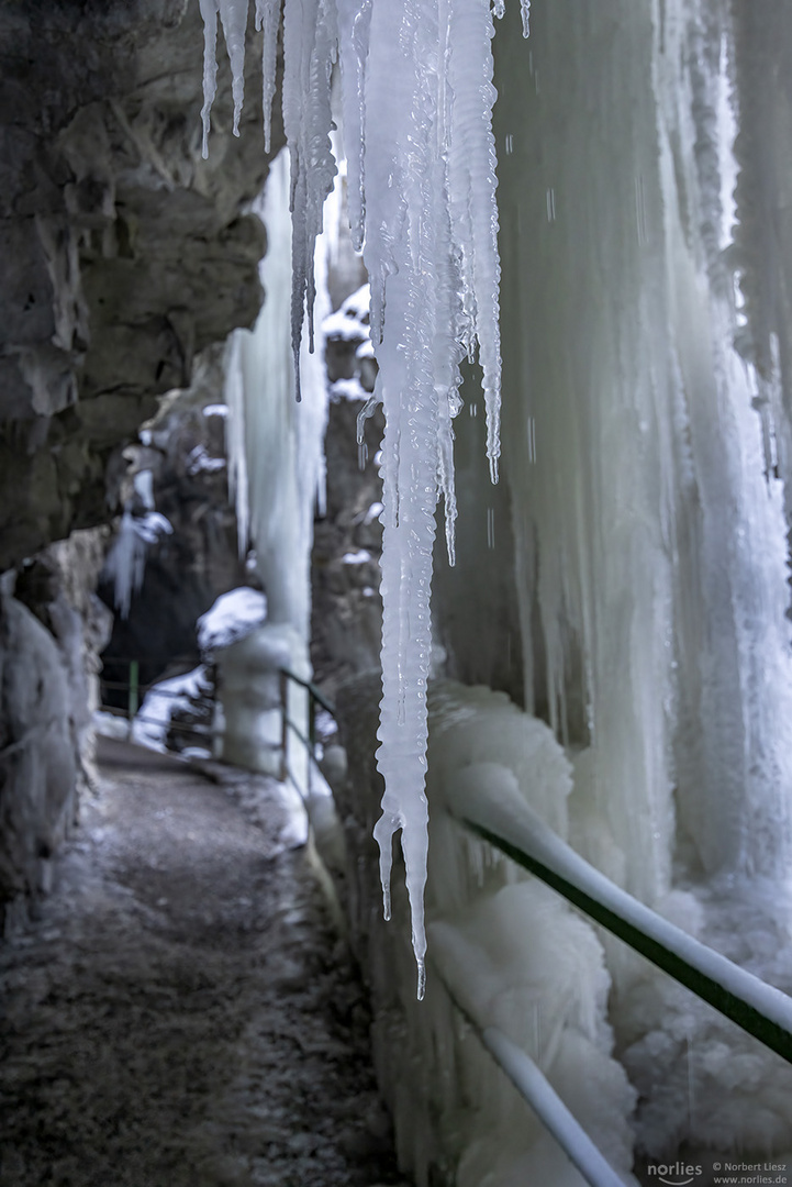 Großer Eiszapfen auf dem Weg