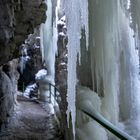 Großer Eiszapfen auf dem Weg