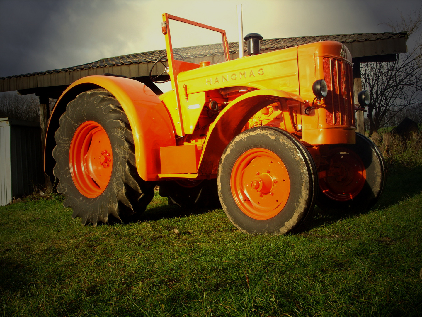 großer Hanomag im Abendlicht