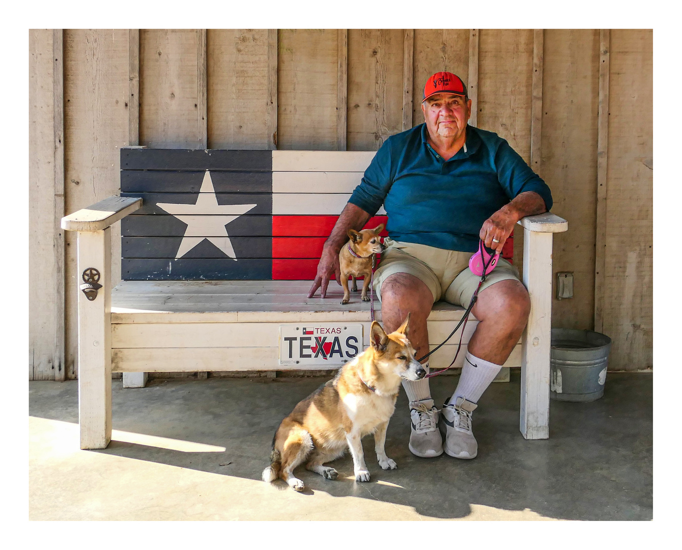 Großer Mann mit kleinem Hund in Luckenbach/Texas