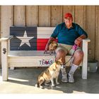 Großer Mann mit kleinem Hund in Luckenbach/Texas