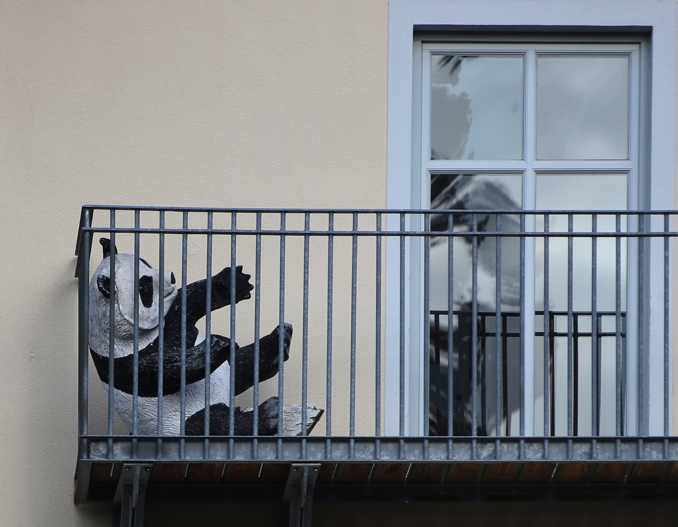 Großer Panda auf Balkon