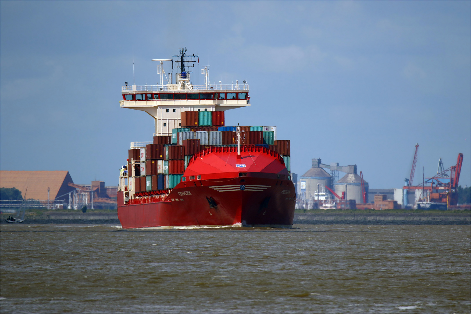 Großer Pott! Containerschiff auf der Elbe 