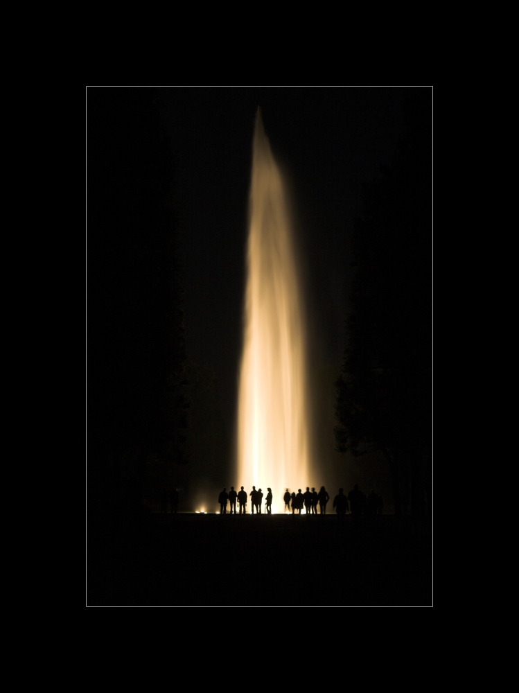 Großer Springbrunnen im Licht der Scheinwerfer