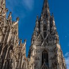 großer turm mit kleinem mond...