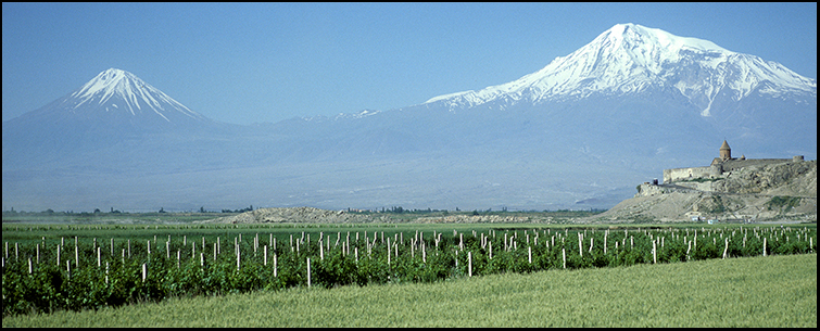 Großer und kleiner Ararat mit Kloster Chor Wirap (Armenien)