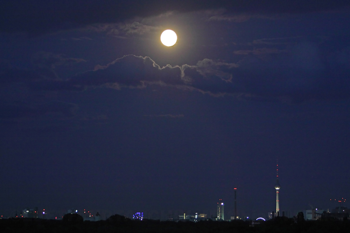 Grosser Vollmond über Berlin-City am 11.August 2014