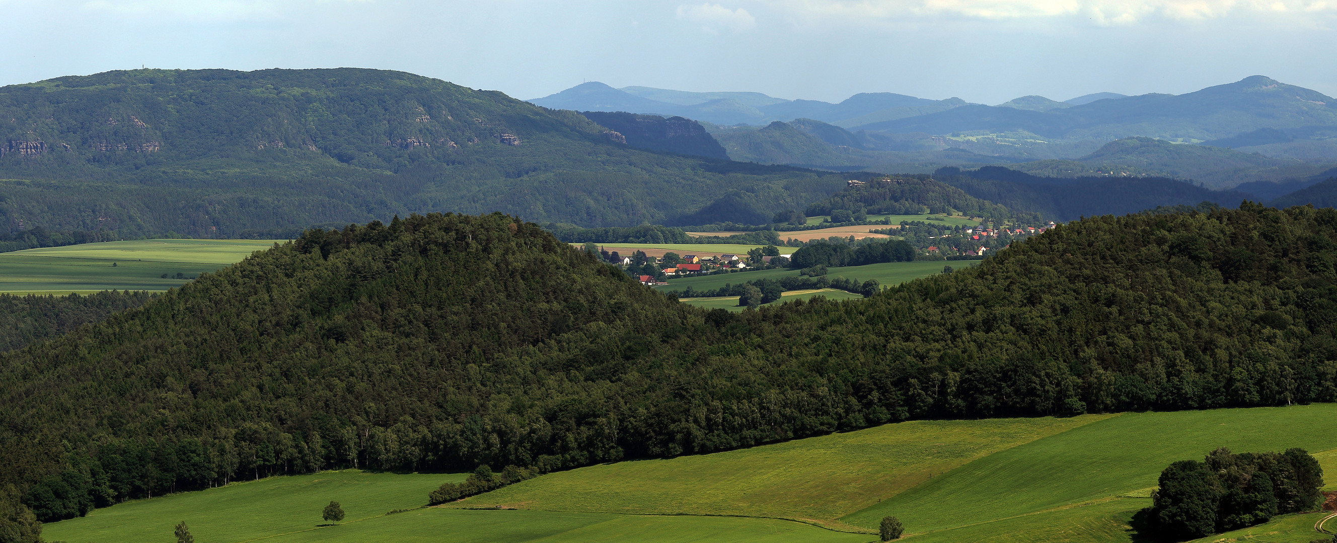 Großer Winterberg und im Hintergrund von Jedlova bis Studenec...