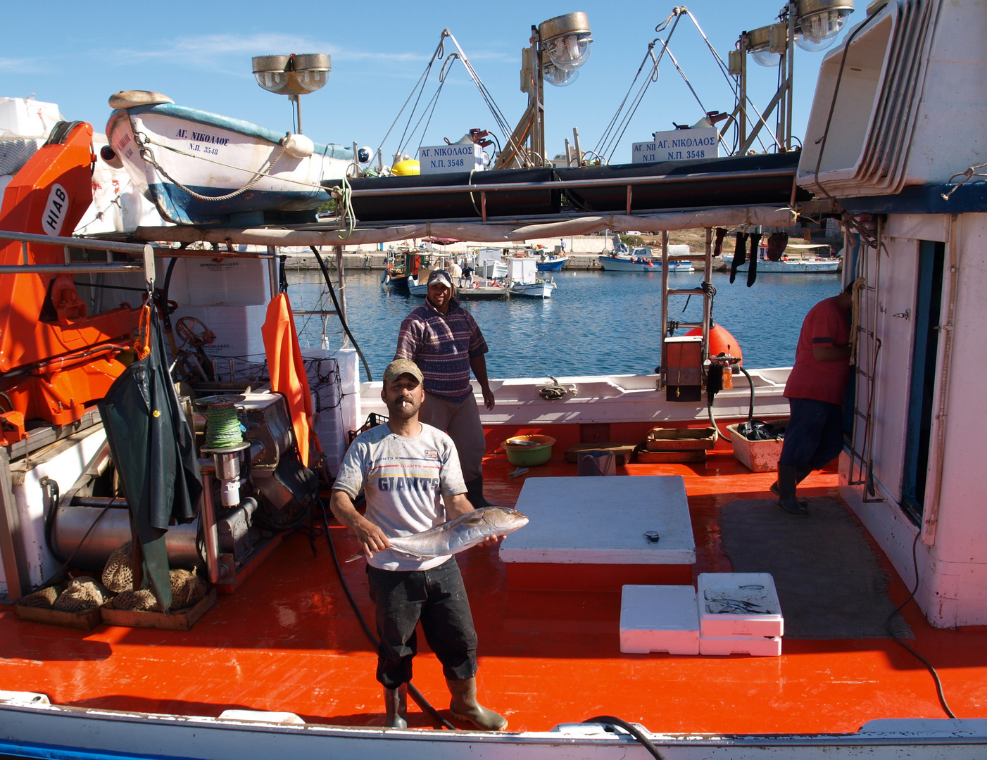 Grosses Boot und kleiner Fisch