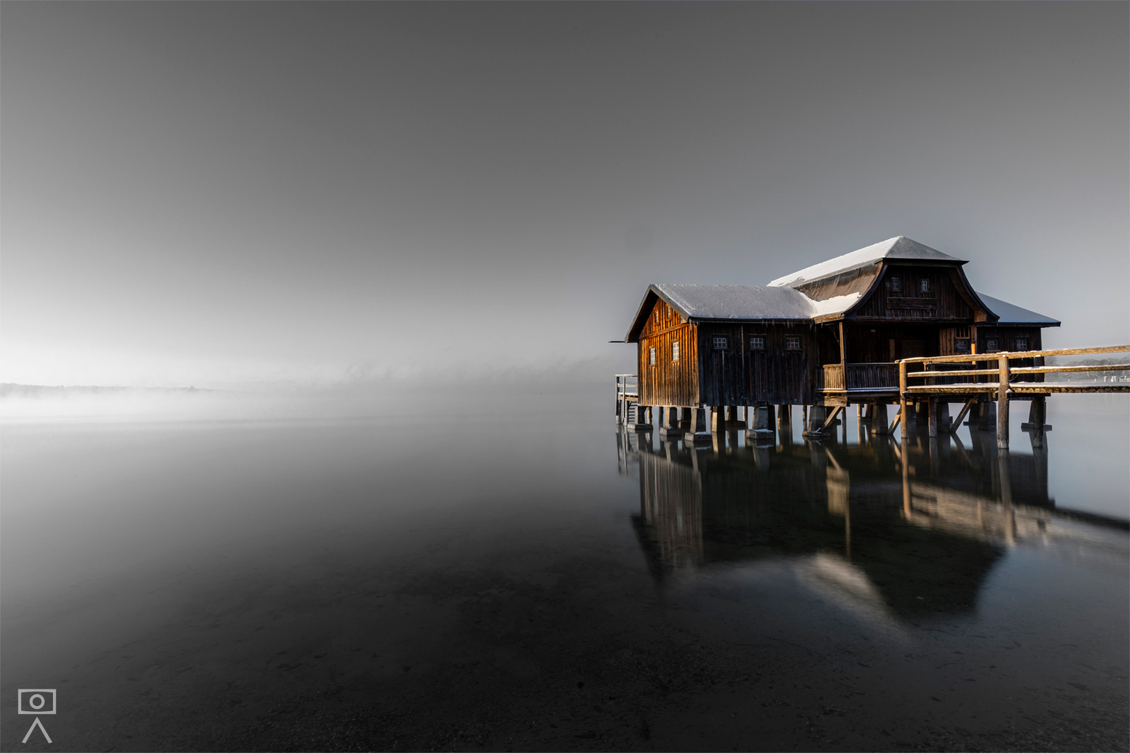 Großes Bootshaus im Winter, Stegen