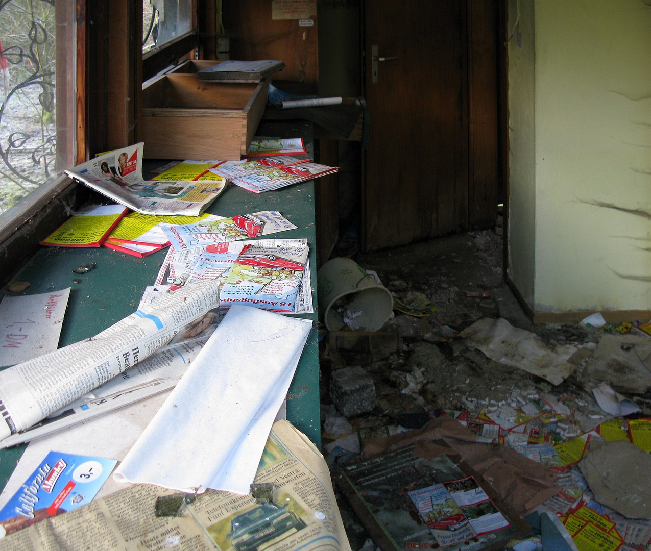 Großes Chaos im kleinen Büro Foto & Bild | architektur, lost places