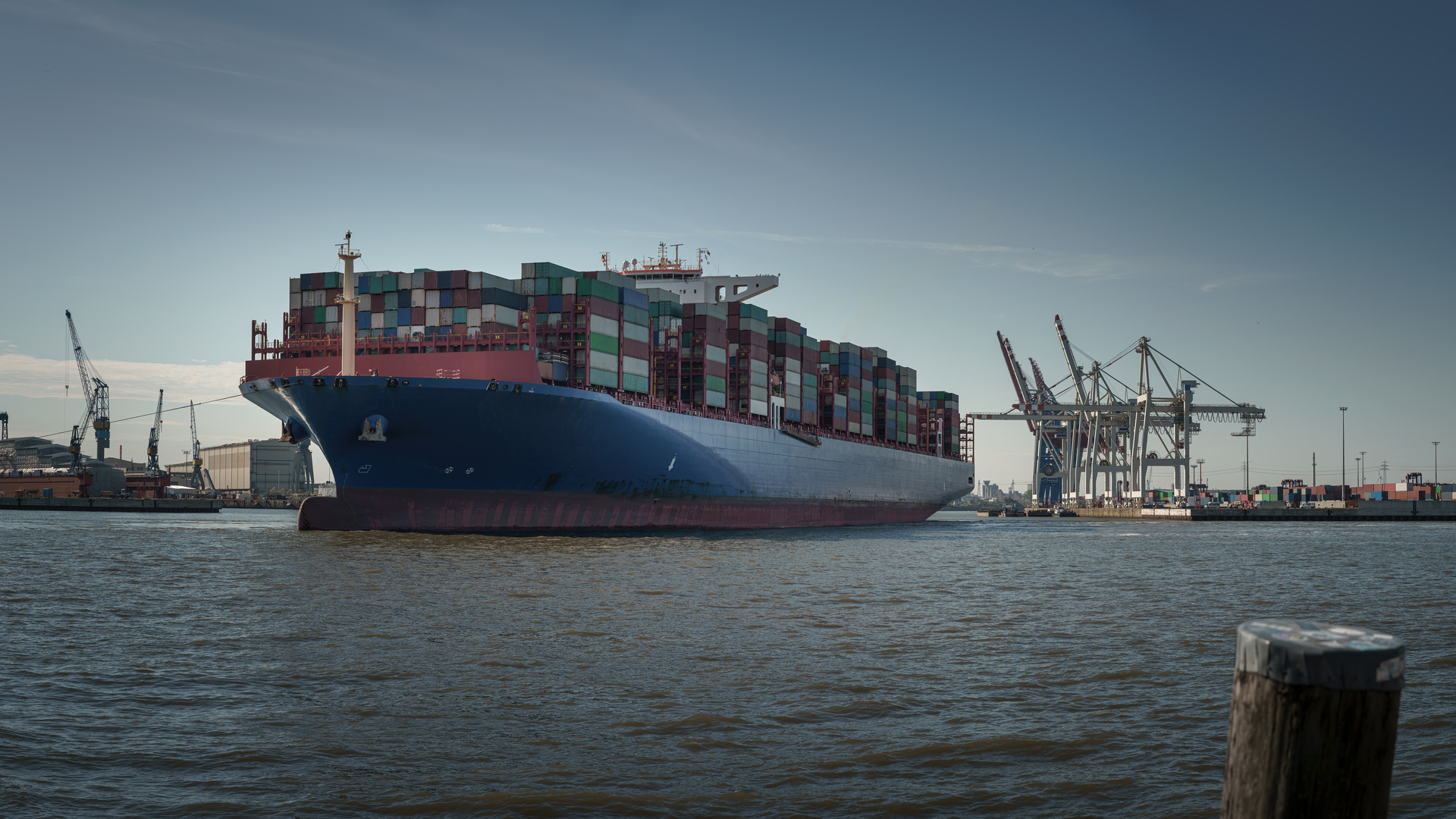 Großes Containerschiff am Tollerort Terminal in Hamburg