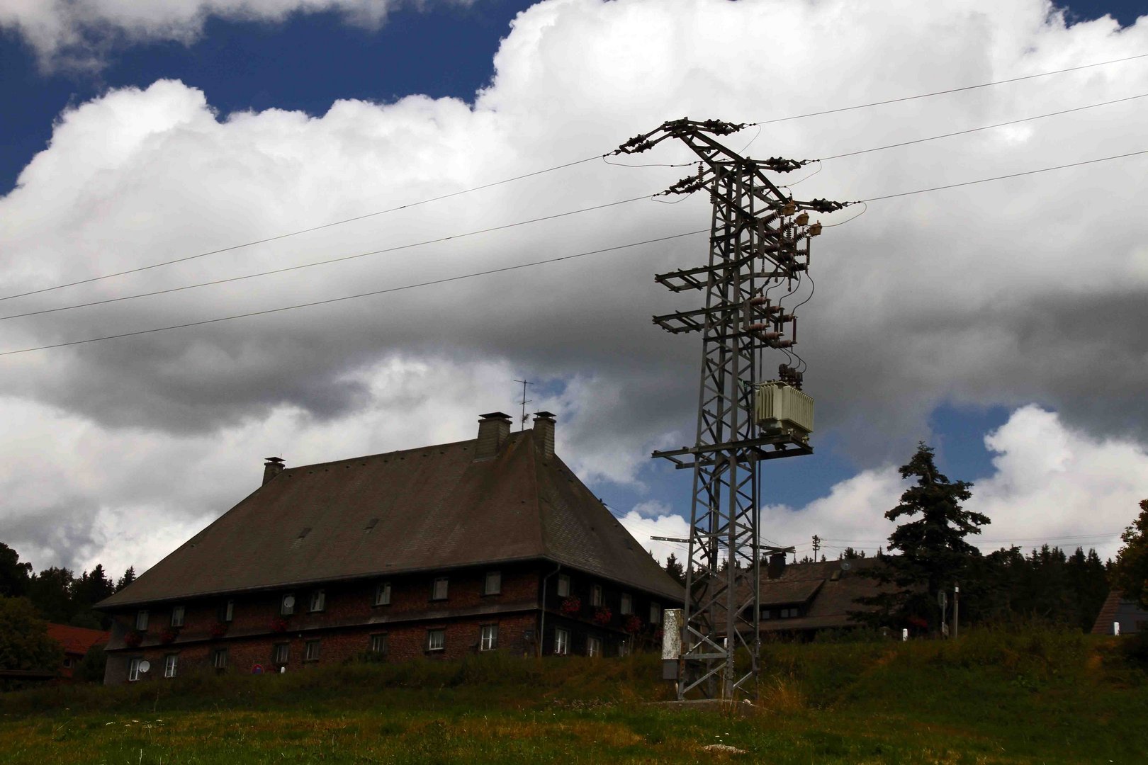 Grosses Ferienhaus beim Schluchsee in der Abenddämmerung