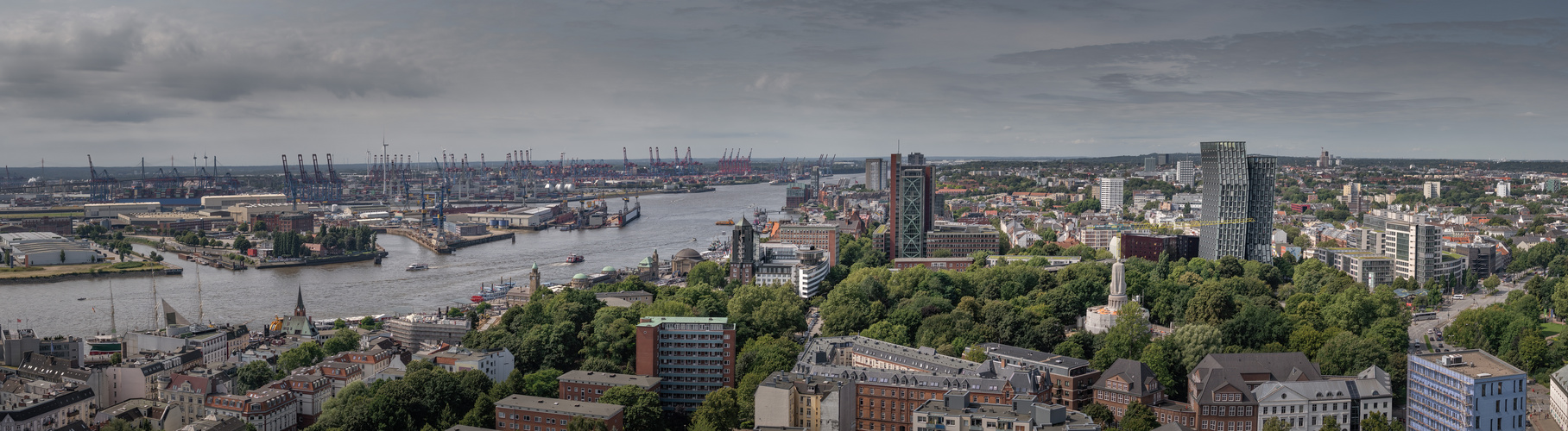 Großes Hafenpanorama von Hamburg 