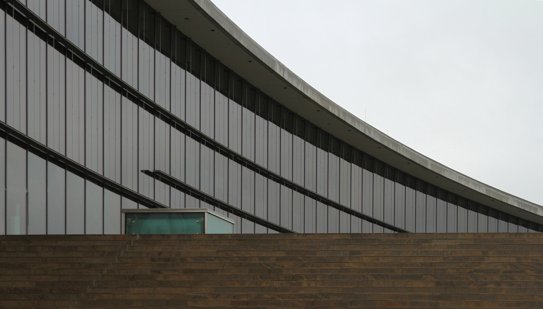 großes Haus mit breiter Treppe