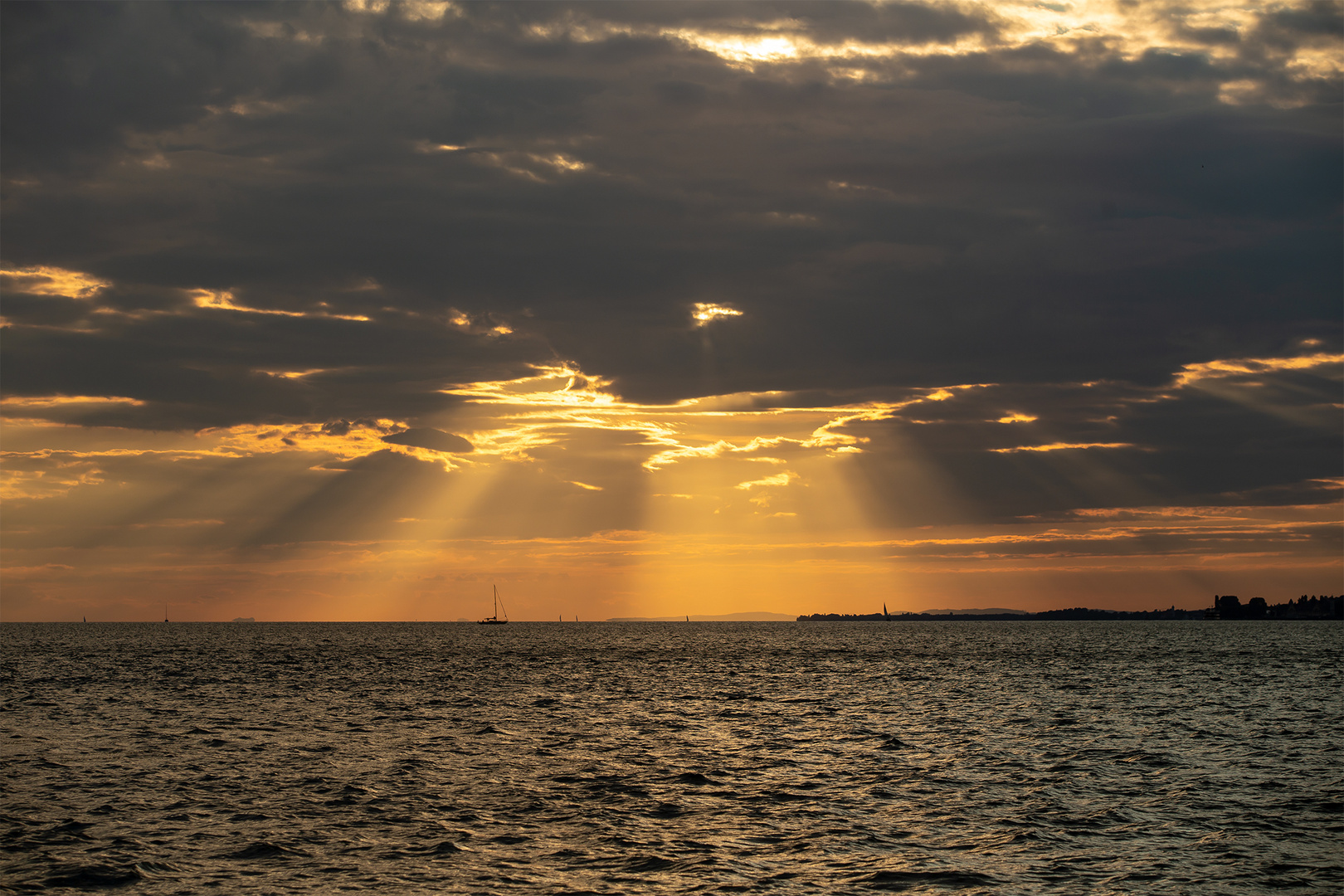 gro-es-kino-heute-abend-am-bodensee-foto-bild-landschaft