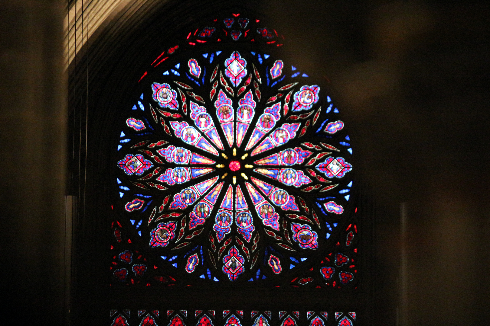 großes Kirchenfenster im Trondheimer Dom