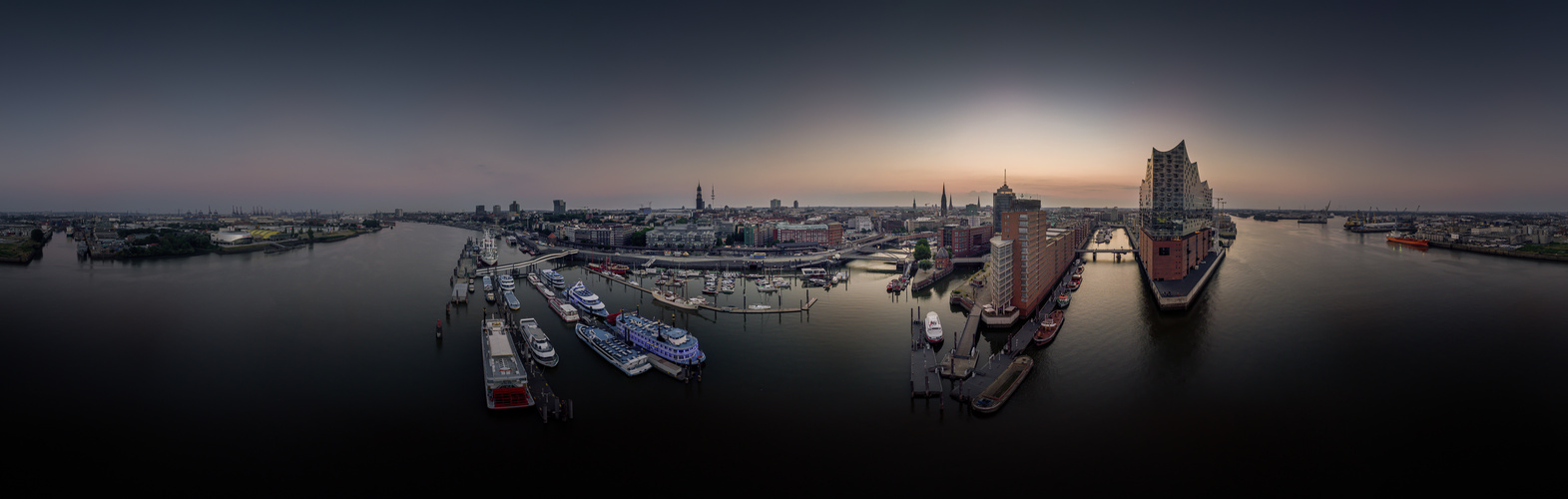 Großes Panorama von Hamburg (an/von den Landungsbrücken) 