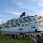 Großes Schiff auf kleinem Fluss