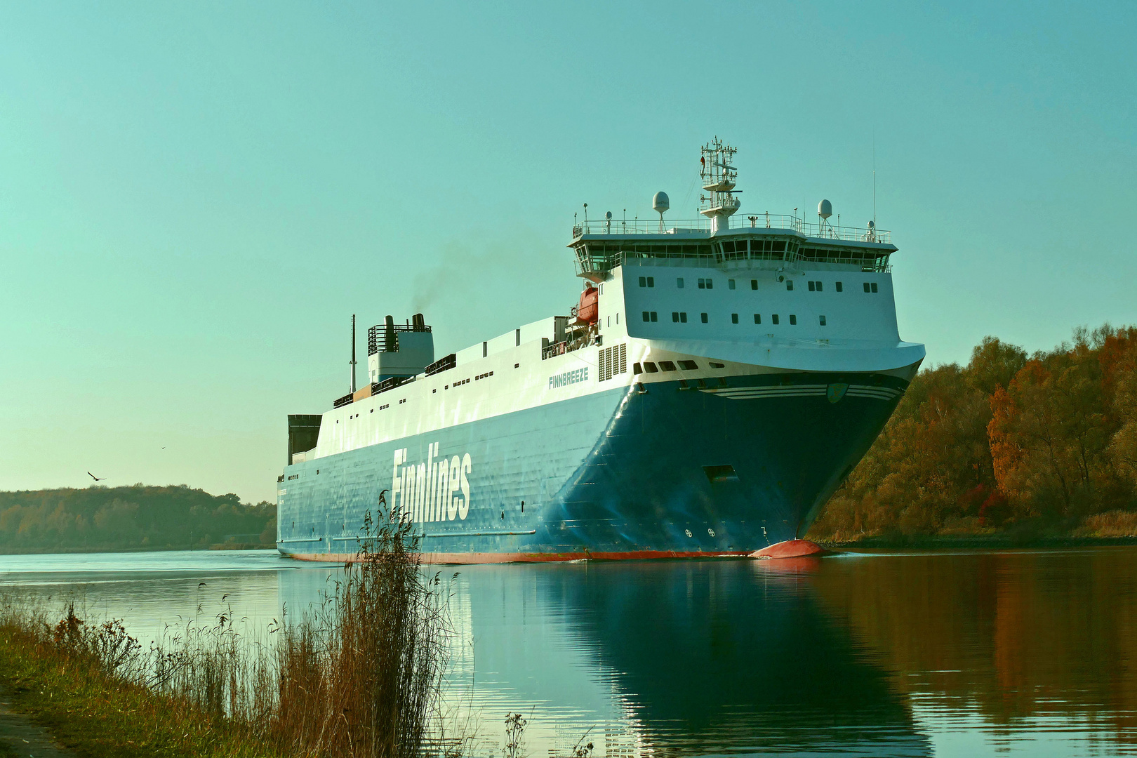 Großes Schiff auf schmaler Trave