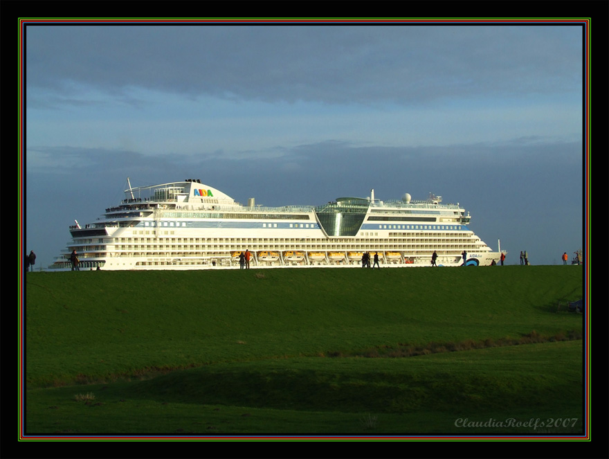 Großes Schiff hinterm Deich