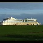 Großes Schiff hinterm Deich