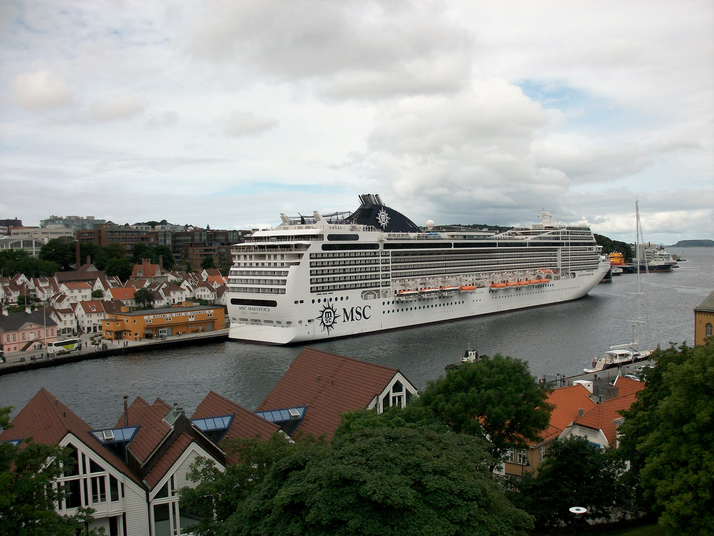 Großes Schiff im kleinem Hafen