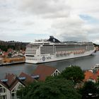 Großes Schiff im kleinem Hafen