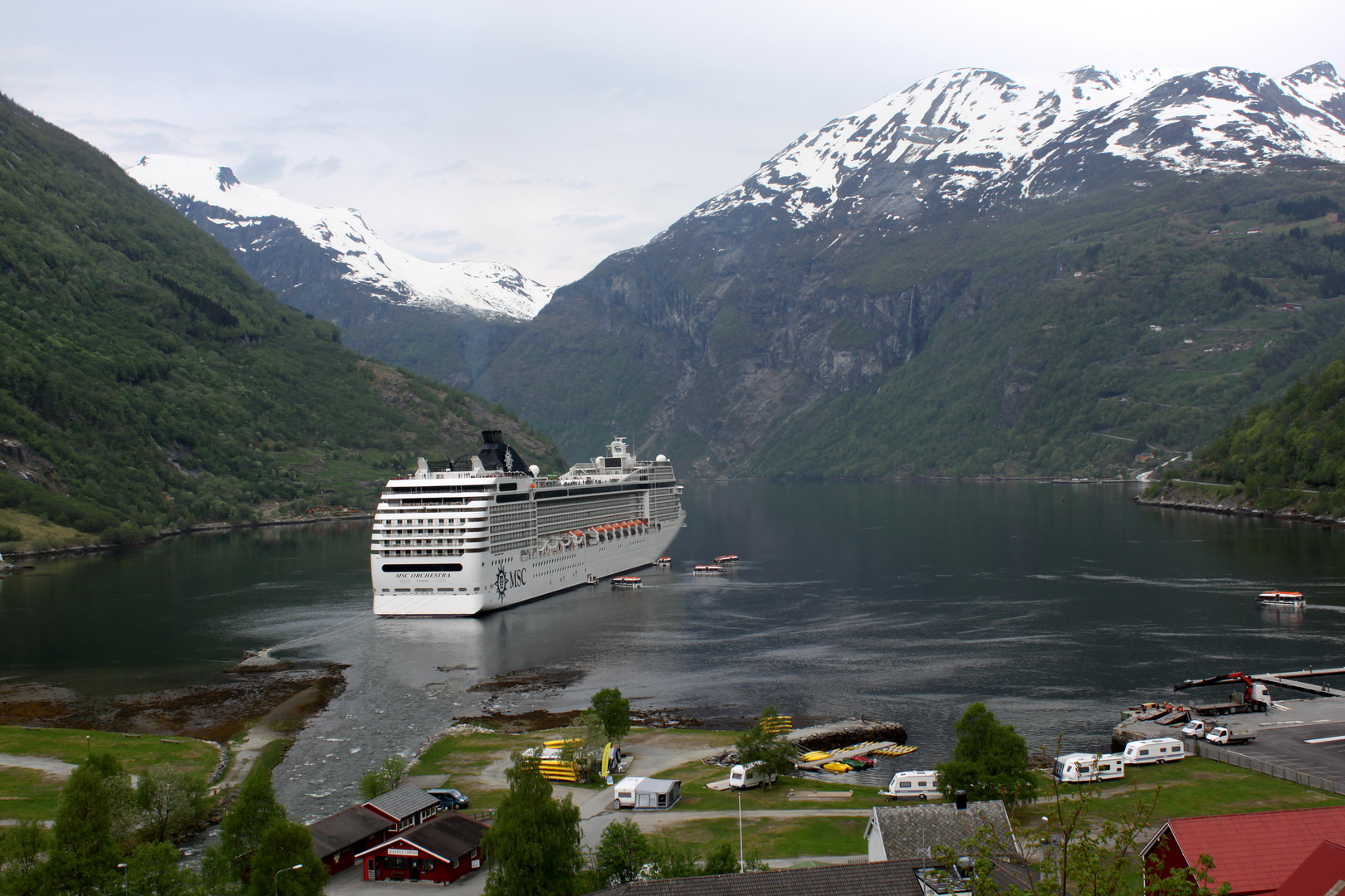 Grosses Schiff, kleiner Ort (Geiranger)