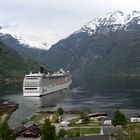 Grosses Schiff, kleiner Ort (Geiranger)