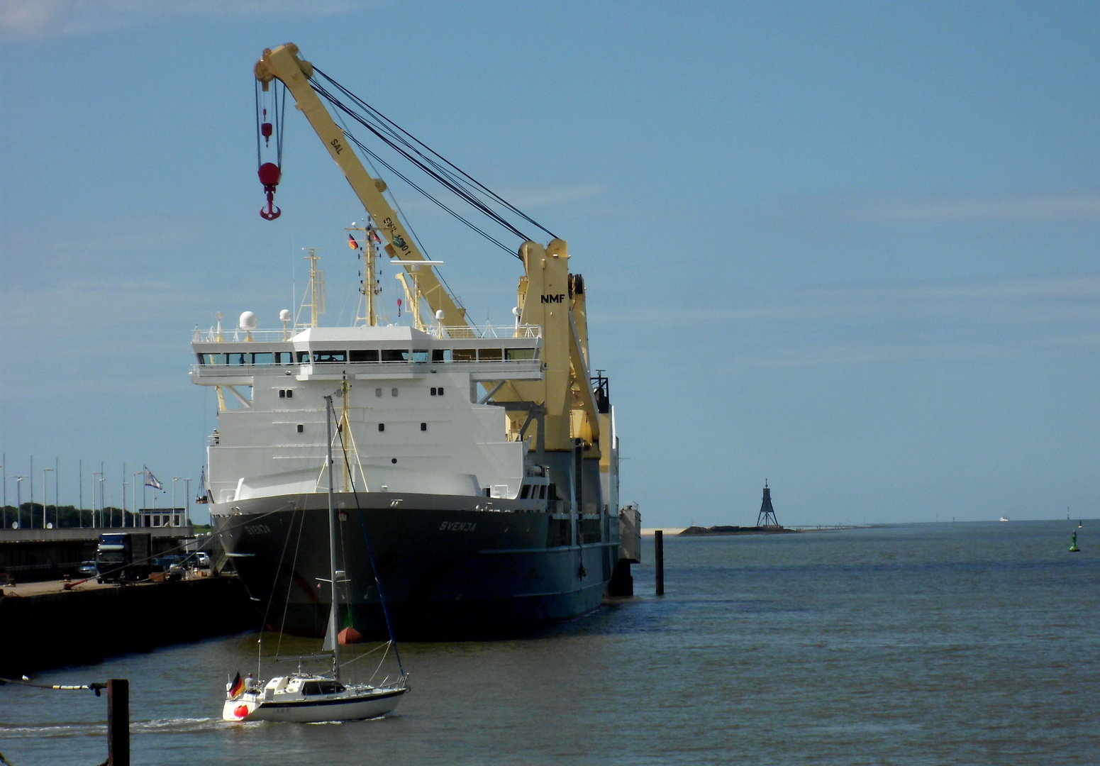 Großes Schiff,kleines Schiff mit Kugelbake