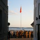 Großes Treffen am Strand zum Gedenken 