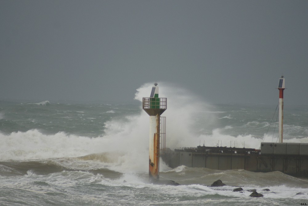 GROSSES VAGUES SUR LA DIGUE NORD..A CAPBRETON