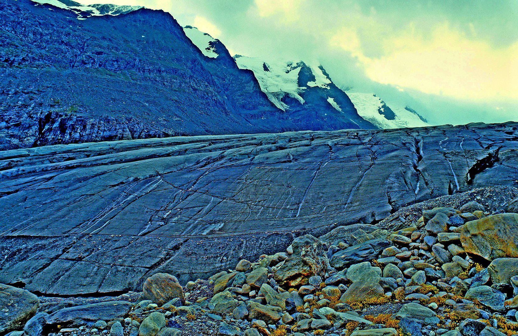 Großglocknermassiv im Morgennebel in Östtirol