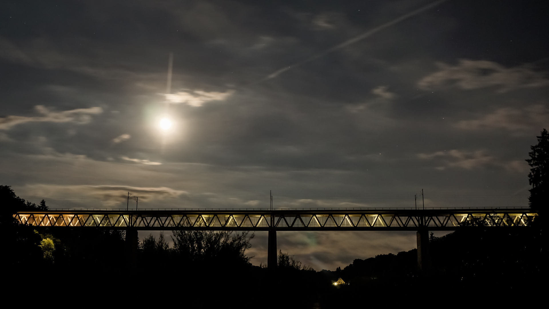 Großhesseloher Brücke im Mondlicht