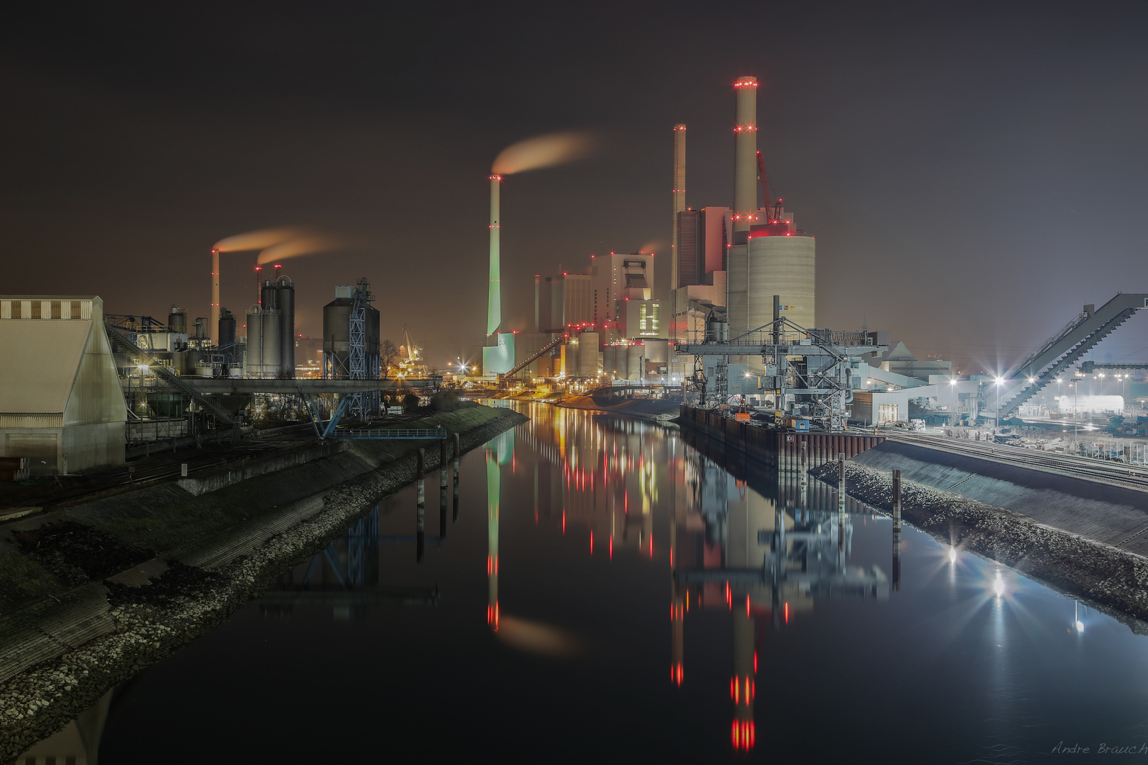 Großkraftwerk Mannheim bei Nacht
