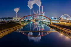 Großkraftwerk Mannheim in kalter Winternacht