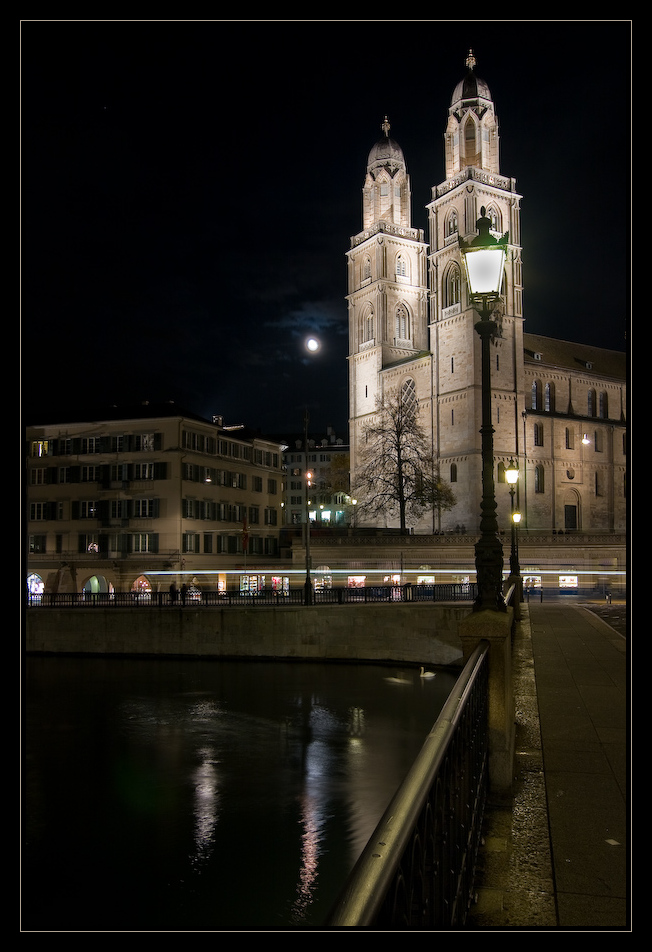 Grossmünster, eine rasende Tram und der Mond