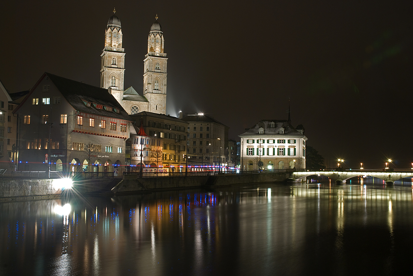 Grossmünster mit Blaulicht