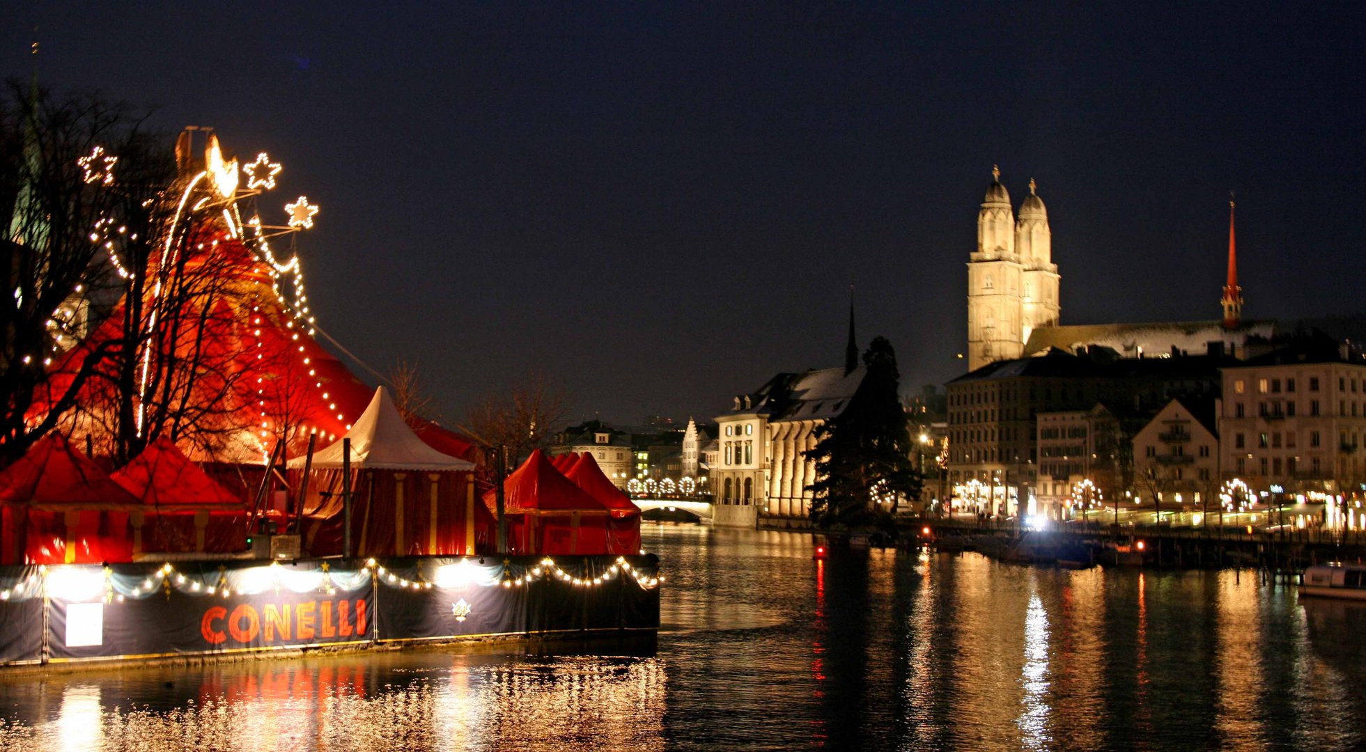 Grossmünster und Weihnachtszirkus in Zürich