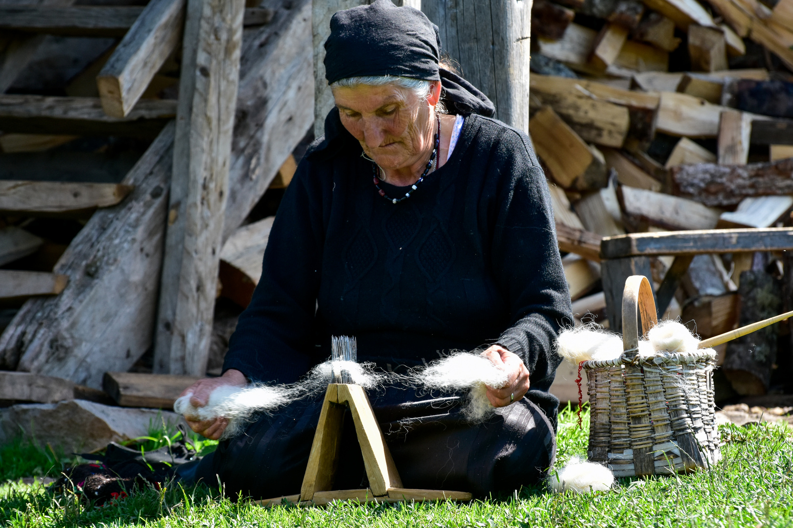 Großmutter bereitet Strickgarn aus Wolle vor, um Socken zu stricken.