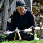 Großmutter bereitet Strickgarn aus Wolle vor, um Socken zu stricken.