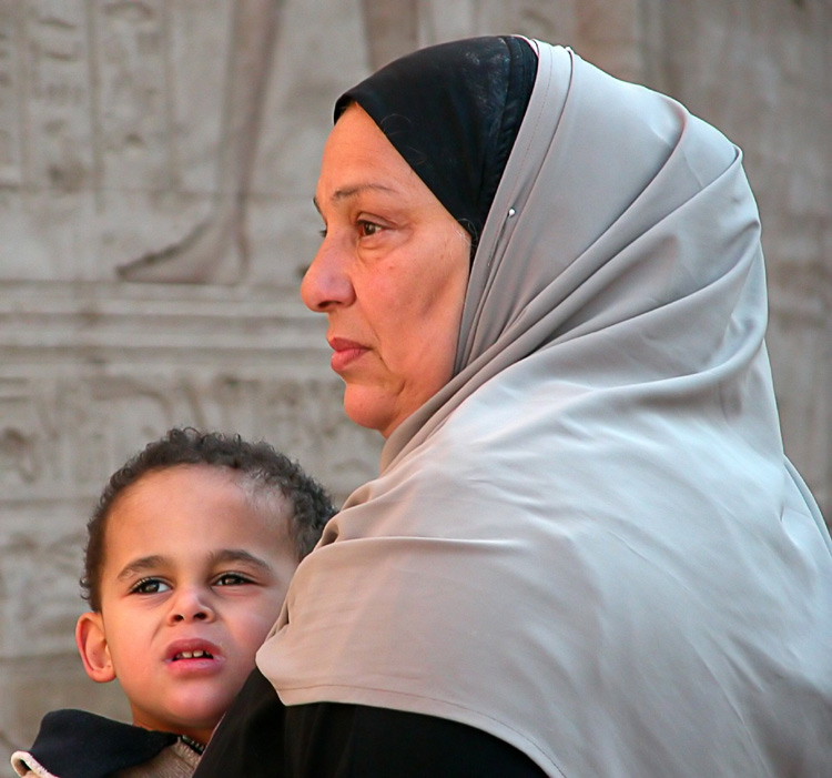 Großmutter mit Enkel - Ägypten 16